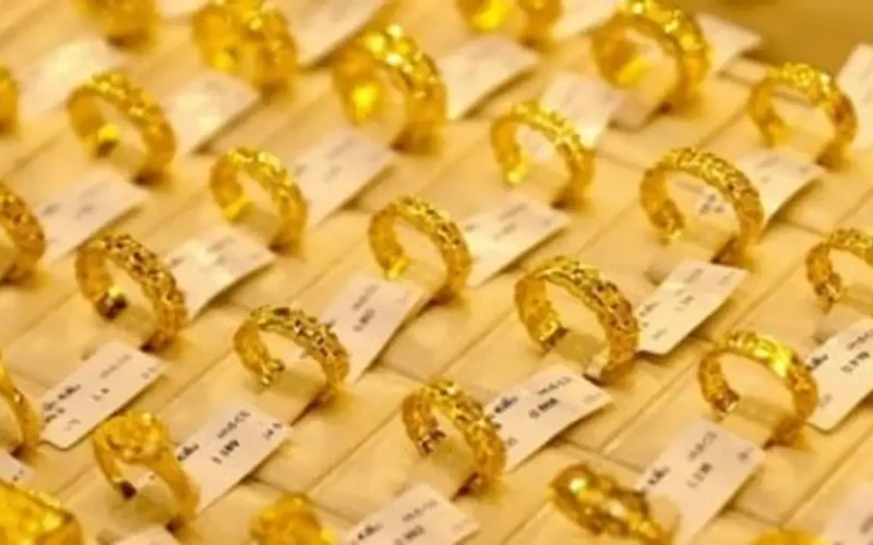 تباين ملحوظ في أسعار الذهب بين الأسواق المحلية والعالمية خلال تعاملات اليوم